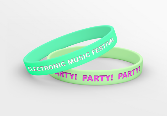 Två självlysande Glöd i de mörka silikon-armbanderna på ett elektroniskt musikfestivalparty.