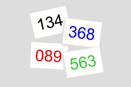 En uppsättning Nummerlappar färger I lagerkort med siffror på.