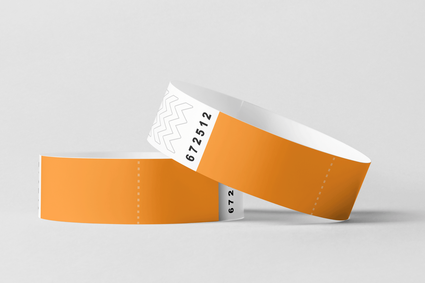 Ett par orange Pappersarmband med KUPONG På lager armband på vit bakgrund.